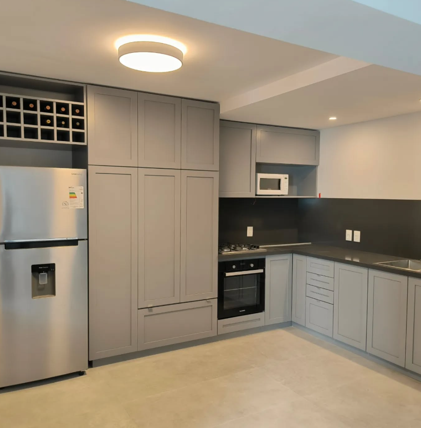 Cocina a medida con lavadero integrado en MDF laqueado