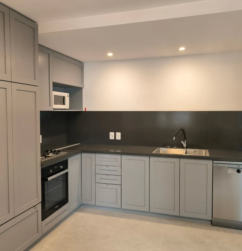 Cocina a medida con lavadero integrado en MDF laqueado - Imagen 3