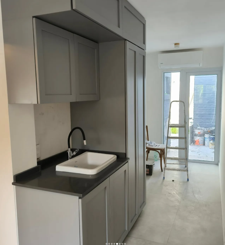 Cocina a medida con lavadero integrado en MDF laqueado - Imagen 4