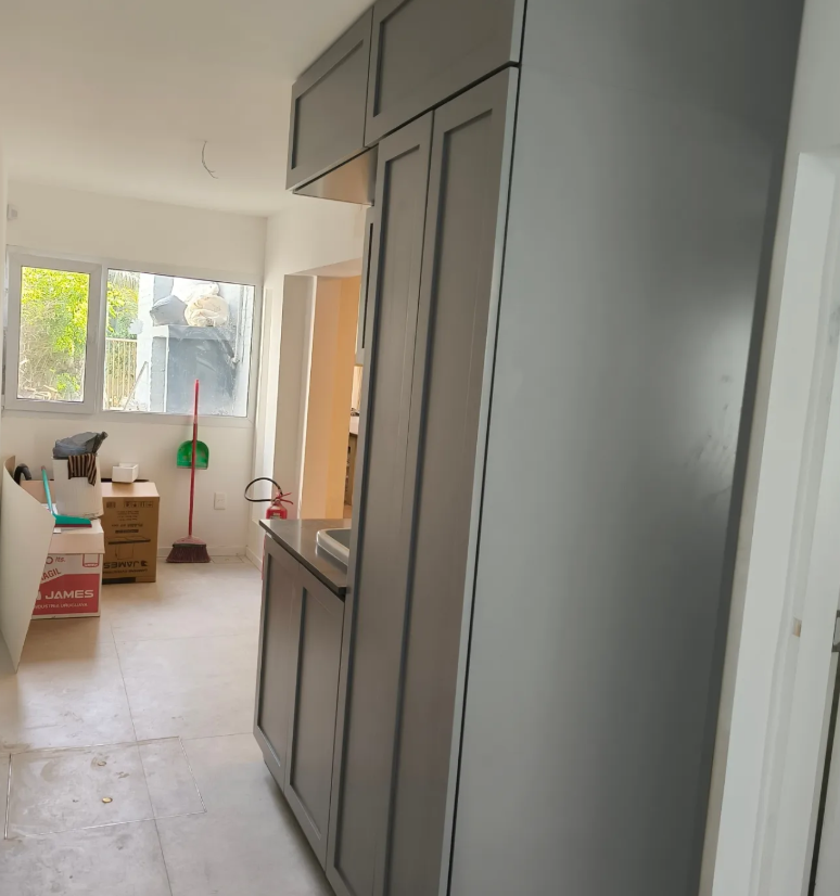 Cocina a medida con lavadero integrado en MDF laqueado - Imagen 2