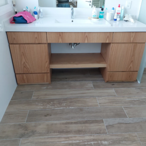 Mueble de baño a medida en madera con mesada integrada