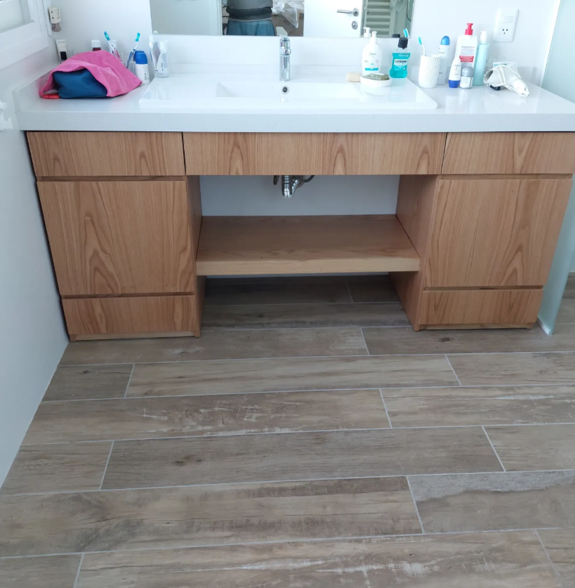 Mueble de baño a medida en madera con mesada integrada