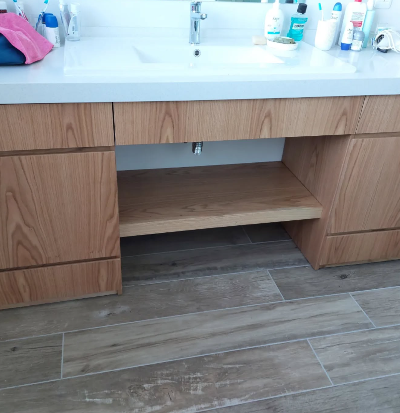 Mueble de baño a medida en madera con mesada integrada - Imagen 2