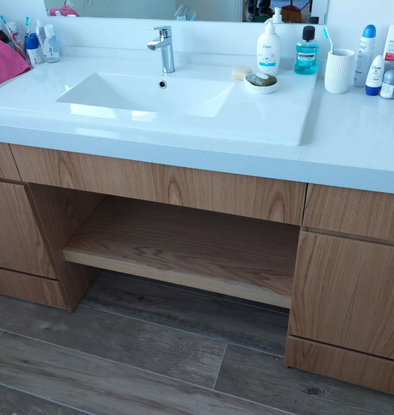 Mueble de baño a medida en madera con mesada integrada - Imagen 3