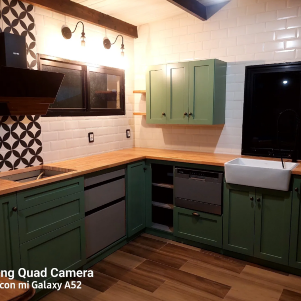 Cocina a medida en MDF laqueado verde con mesada finger