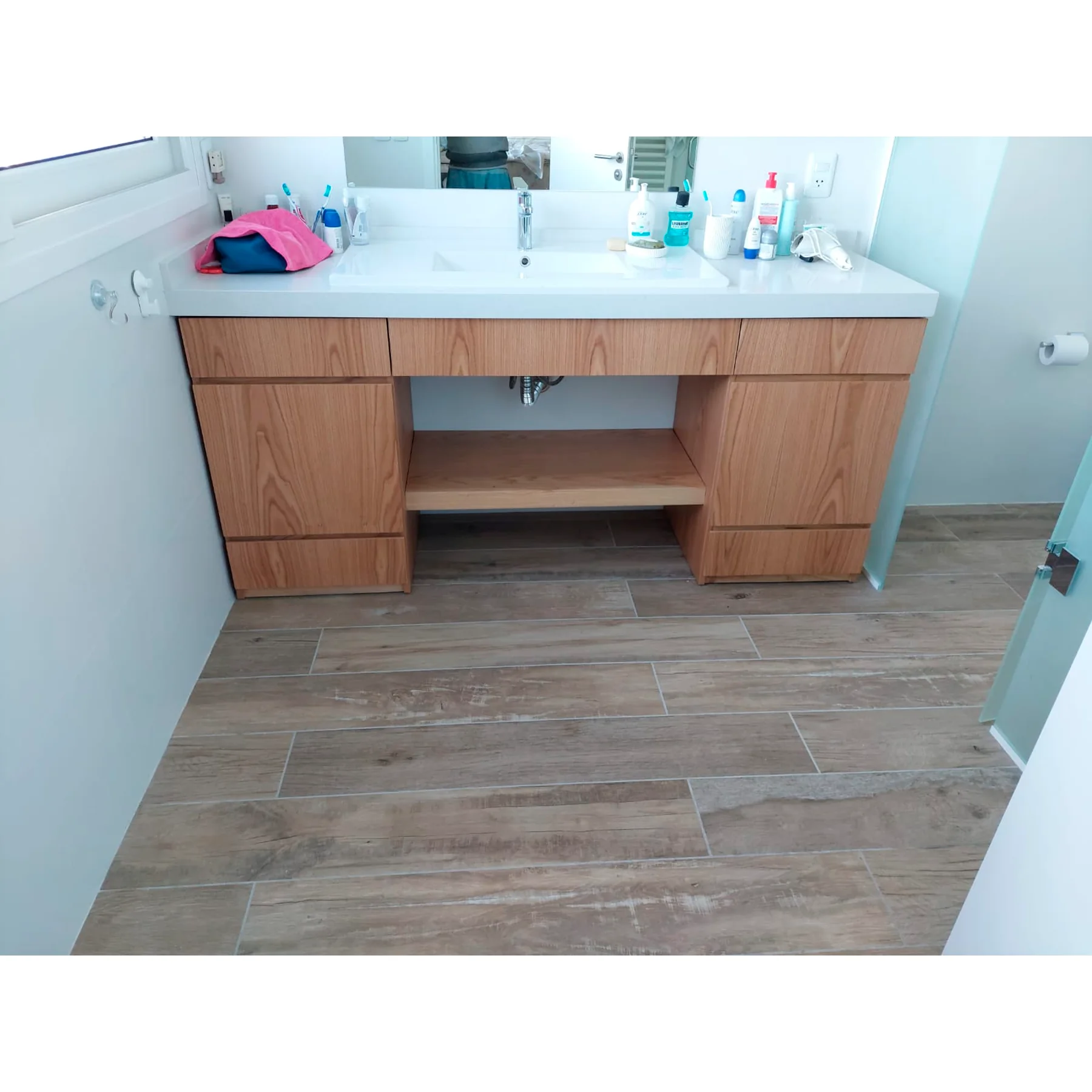 Mueble de baño a medida en melamínico tono madera con mesada blanca - Imagen 4