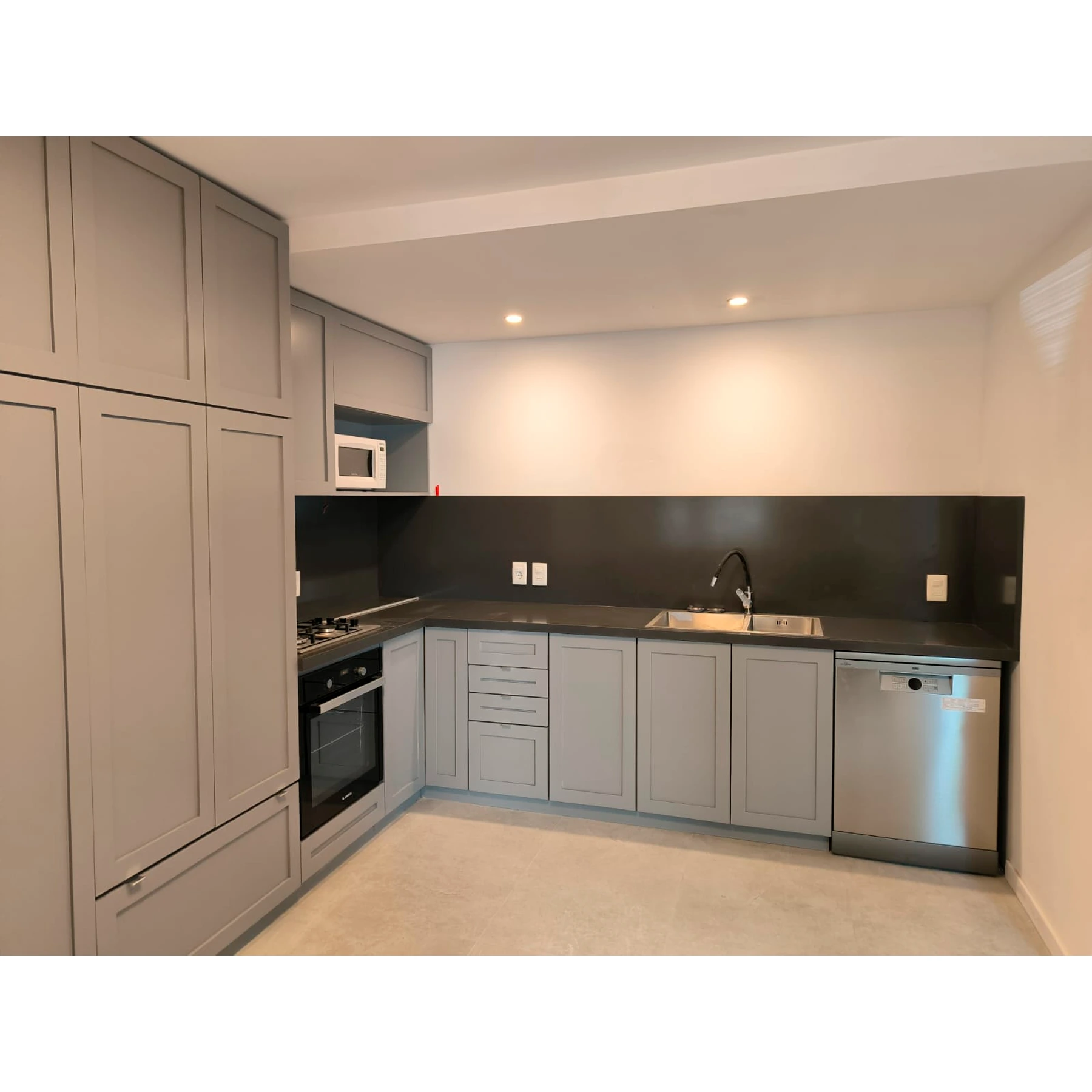 Cocina gris grafito a medida en L - Imagen 9