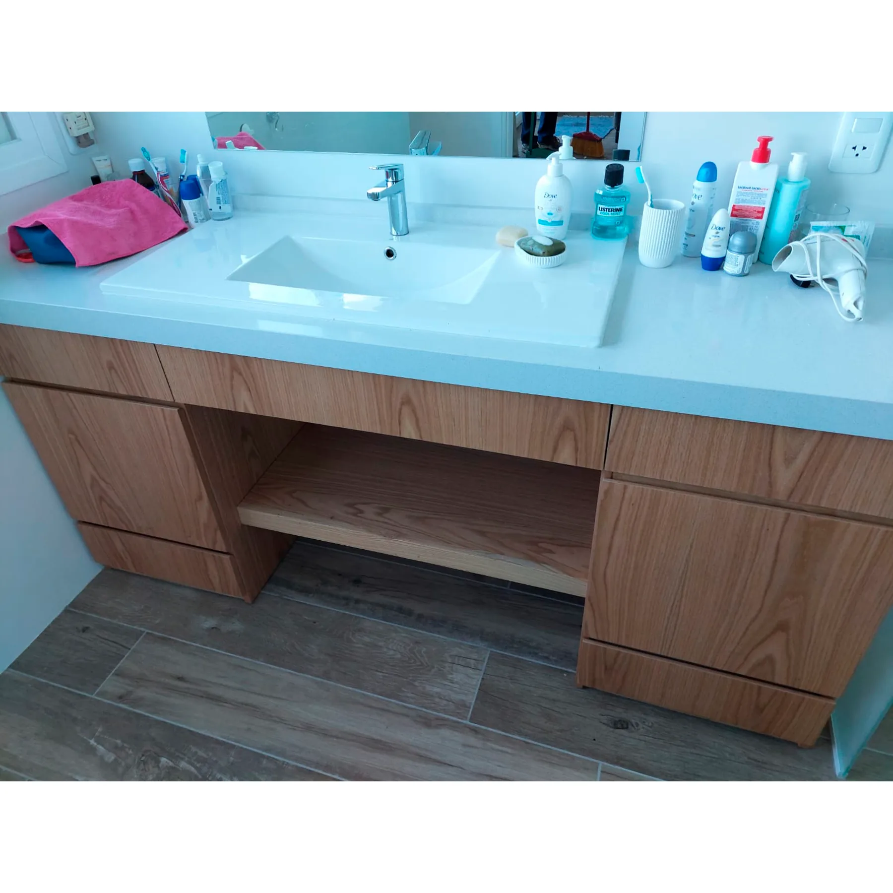Mueble de baño a medida en melamínico tono madera con mesada blanca - Imagen 3