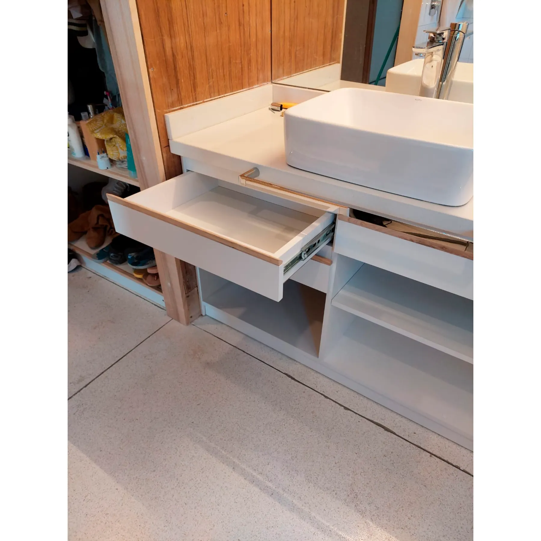 Mueble de baño doble bacha blanco con detalles en madera - Imagen 6