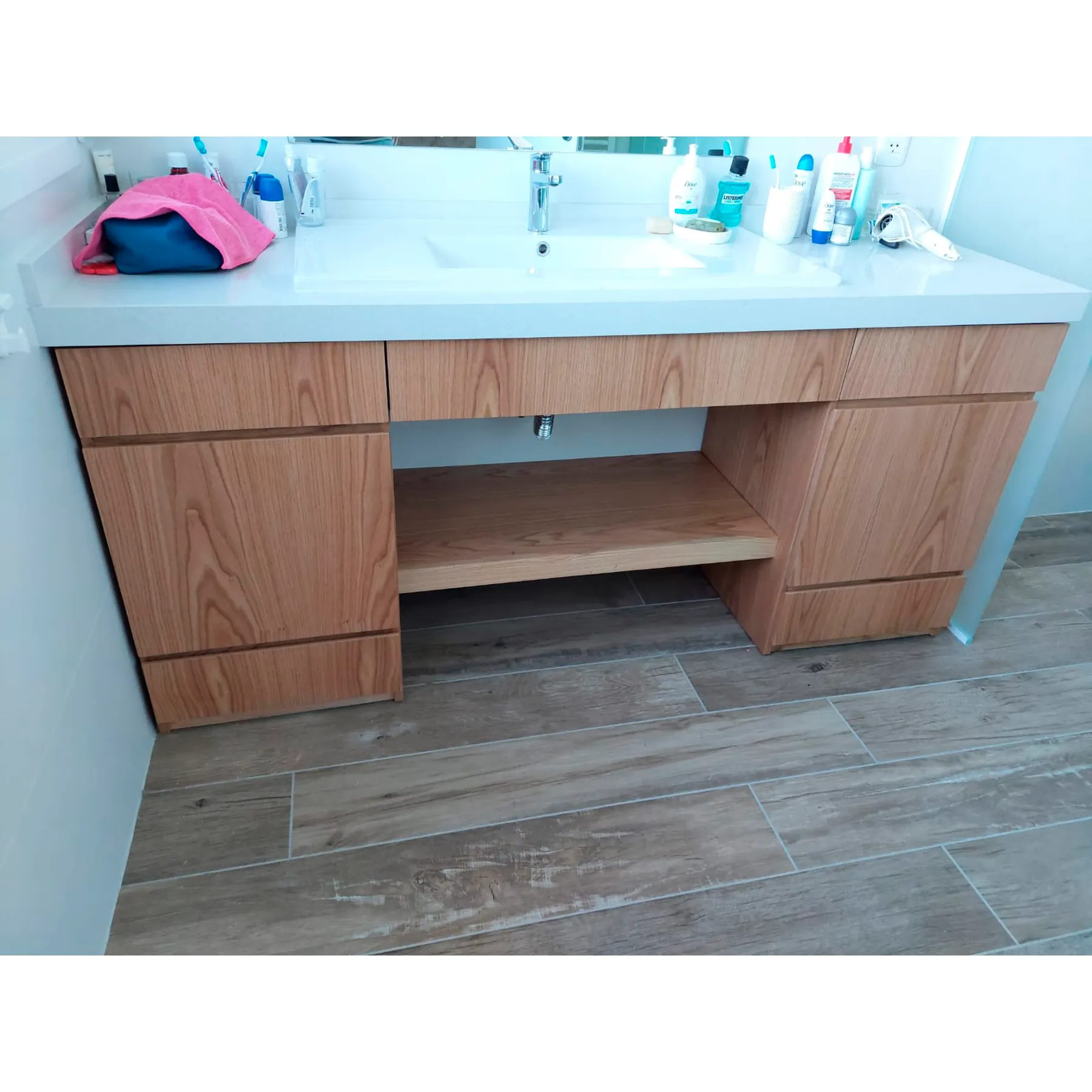 Mueble de baño a medida en melamínico tono madera con mesada blanca - Imagen 2