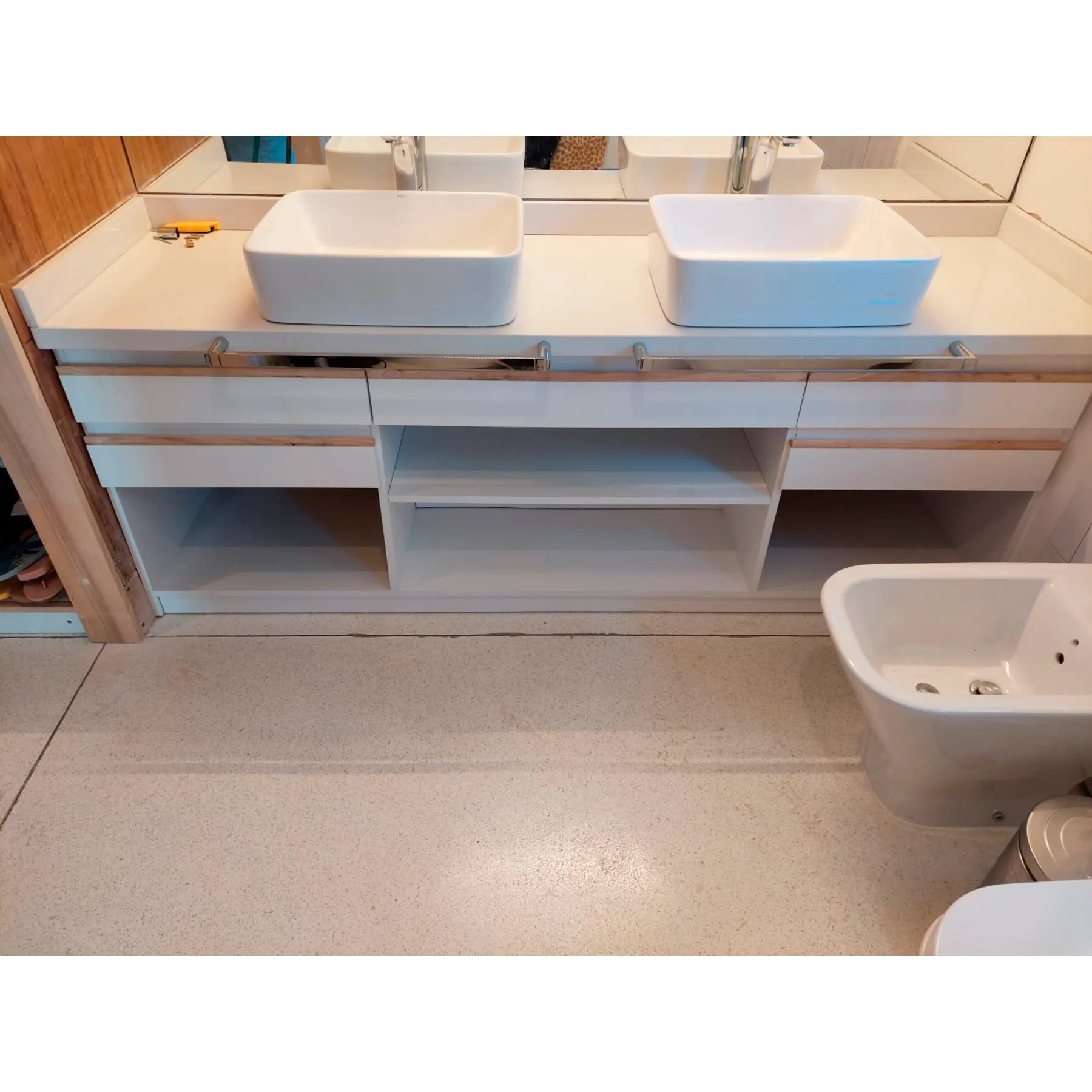 Mueble de baño doble bacha blanco con detalles en madera - Imagen 5