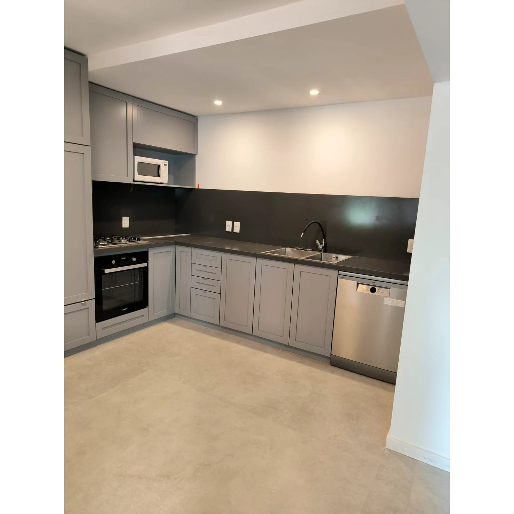 Cocina gris grafito a medida en L - Imagen 7