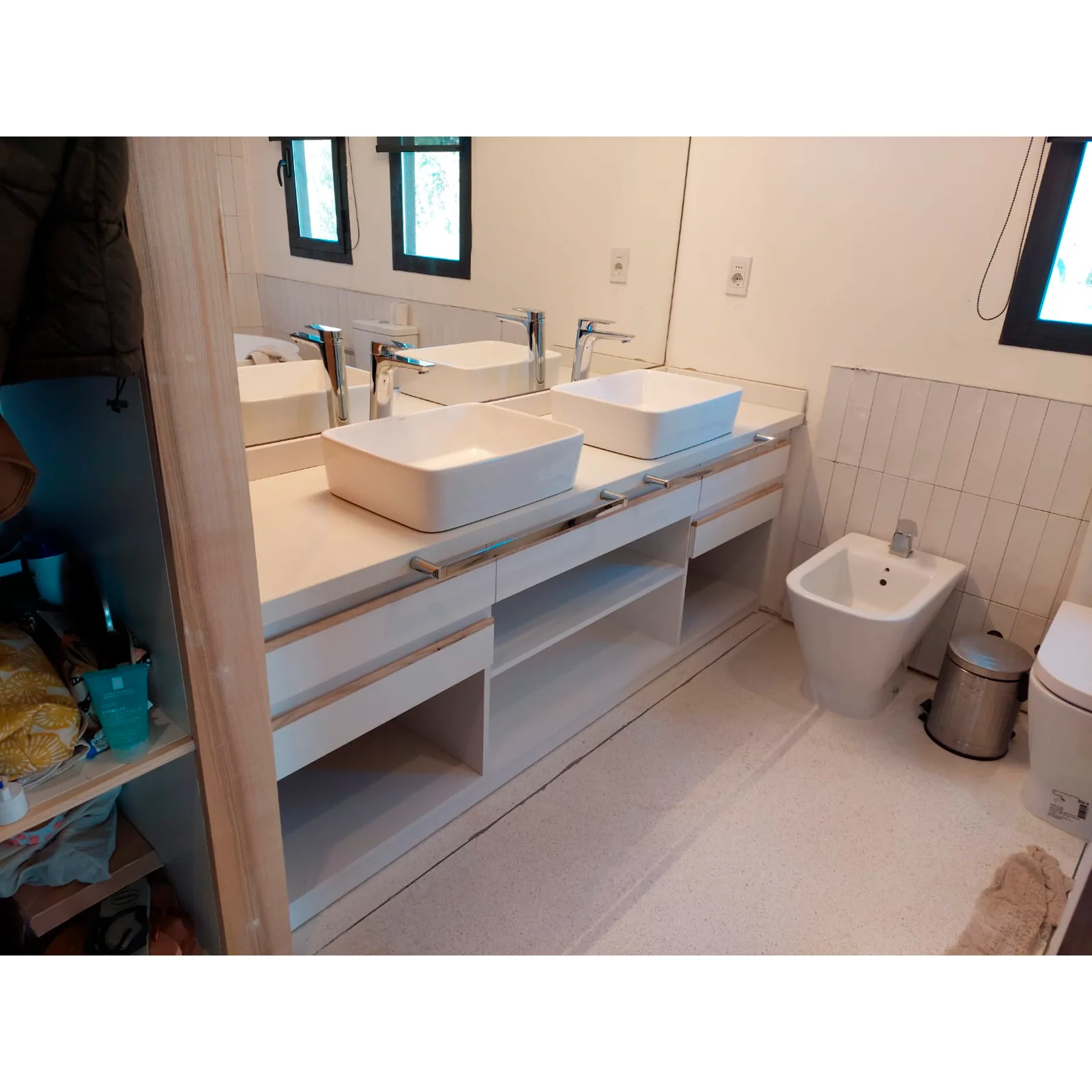Mueble de baño doble bacha blanco con detalles en madera - Imagen 4