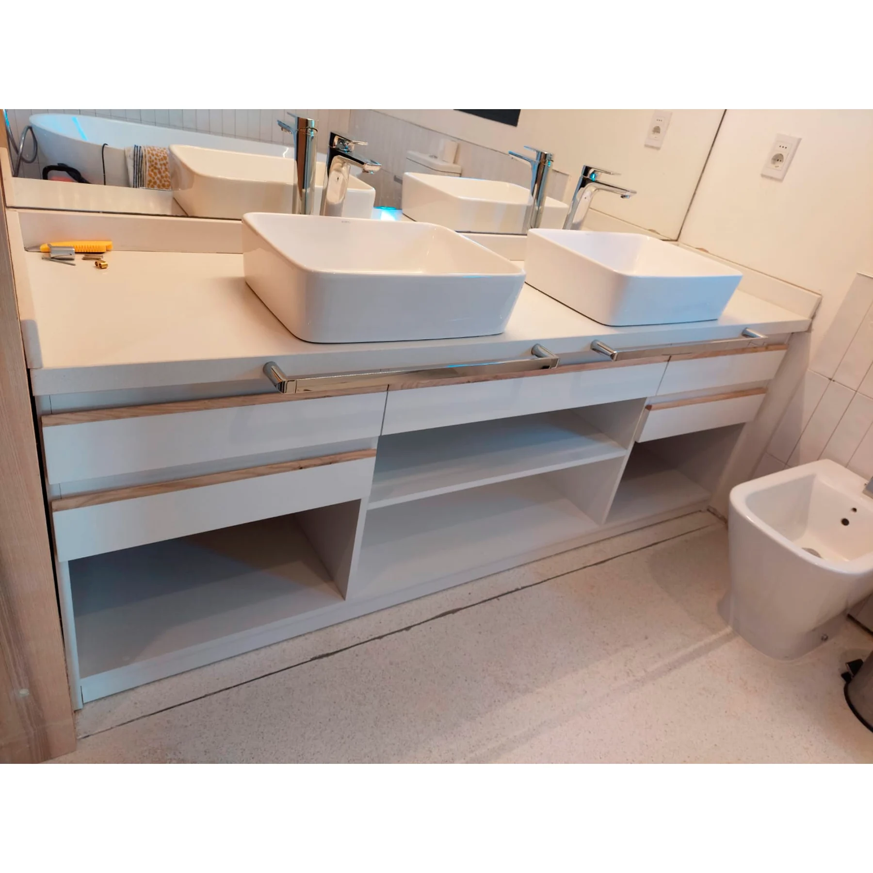 Mueble de baño doble bacha blanco con detalles en madera - Imagen 3