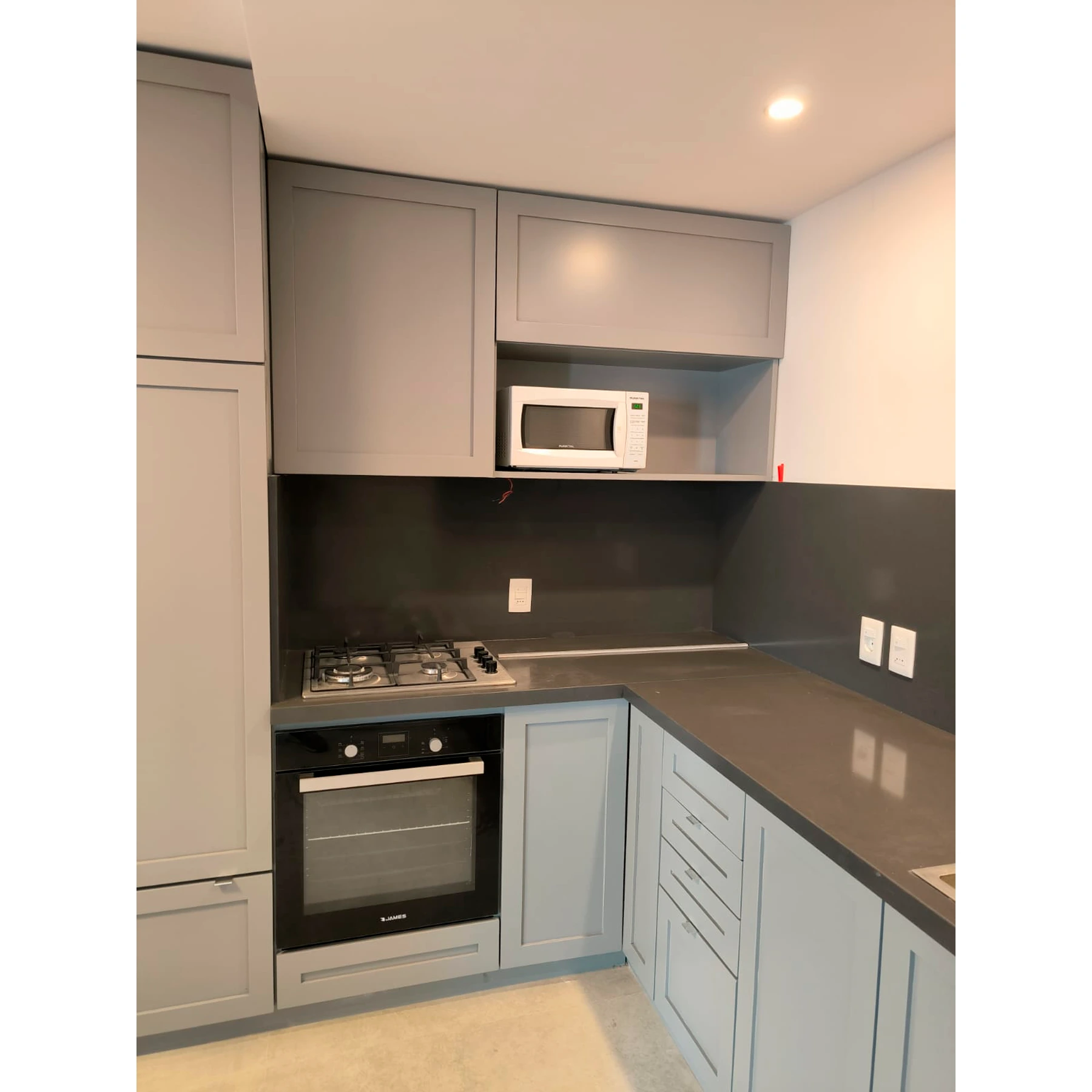 Cocina gris grafito a medida en L - Imagen 4