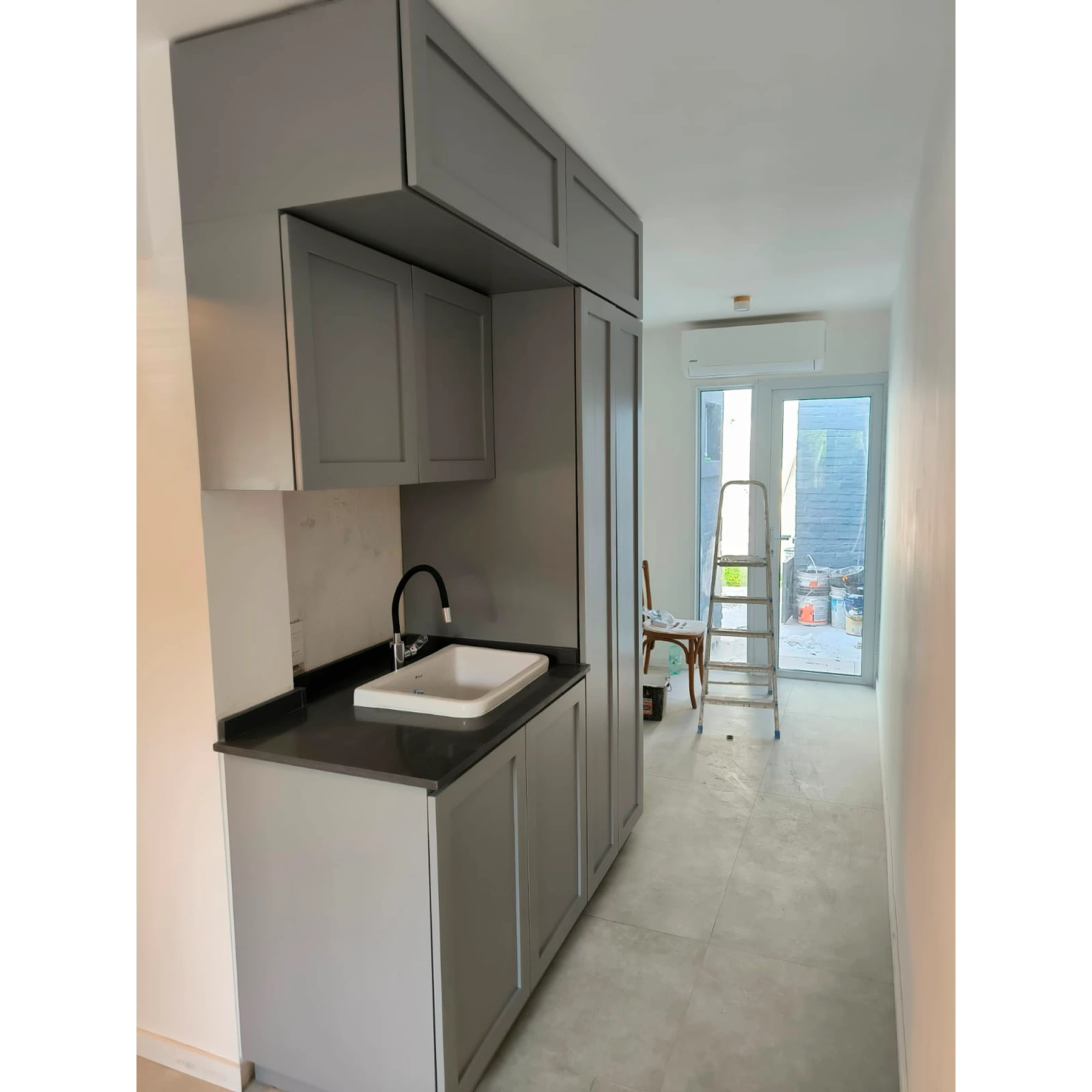 Cocina gris grafito a medida en L - Imagen 3