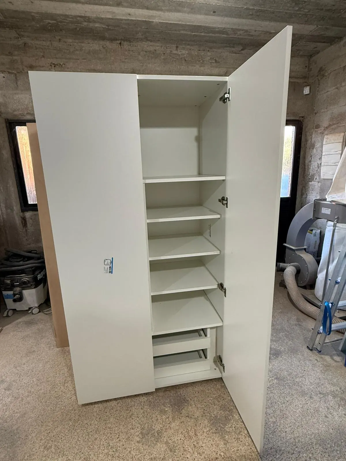 Placard melamínico blanco 2 puertas con estantes, perchero y zapatera - Imagen 4