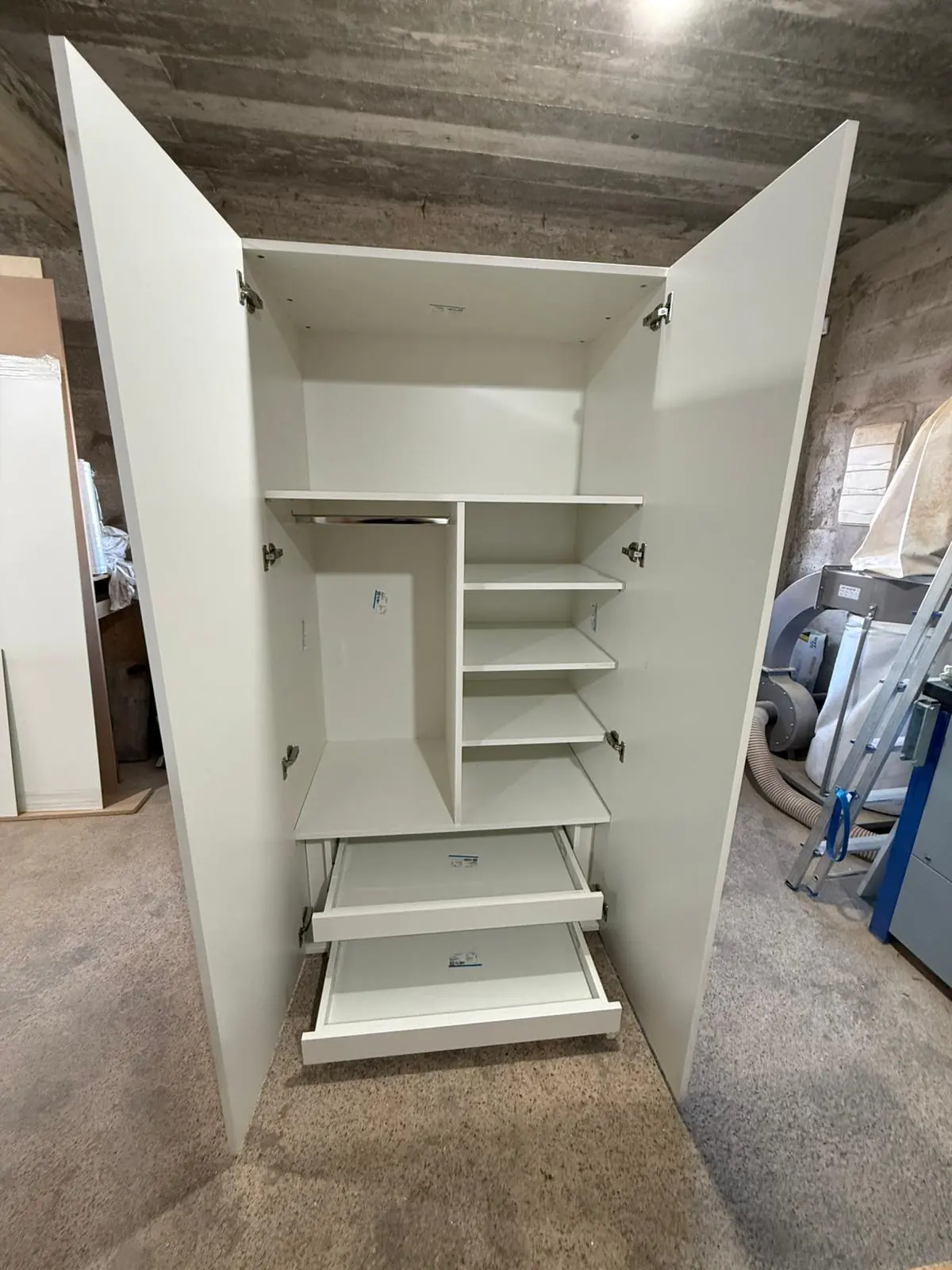Placard melamínico blanco 2 puertas con estantes, perchero y zapatera - Imagen 6