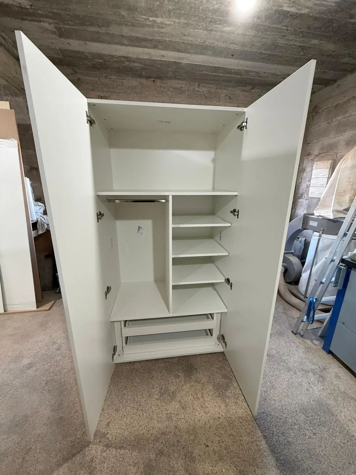 Placard melamínico blanco 2 puertas con estantes, perchero y zapatera - Imagen 7