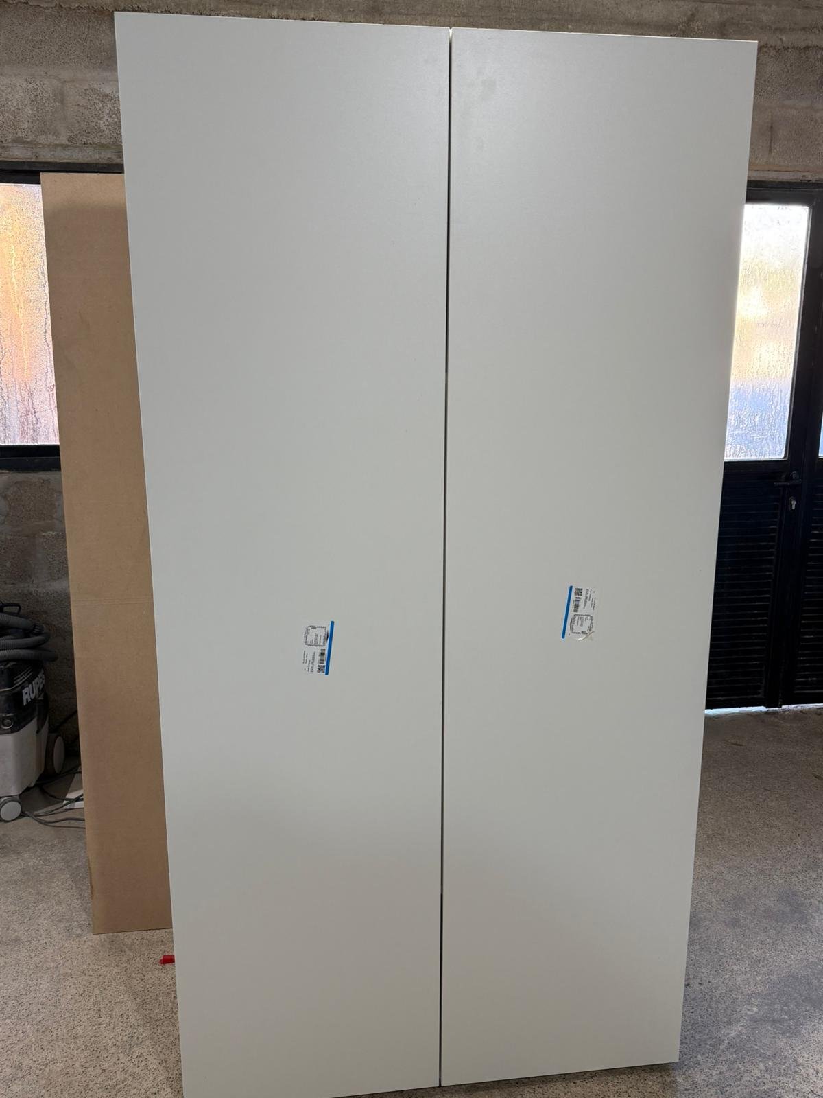 Placard melamínico blanco 2 puertas con estantes, perchero y zapatera - Imagen 2