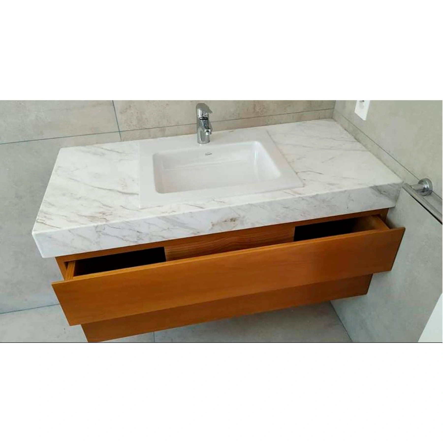 Mueble de baño flotante en madera con mesada símil mármol - Imagen 5