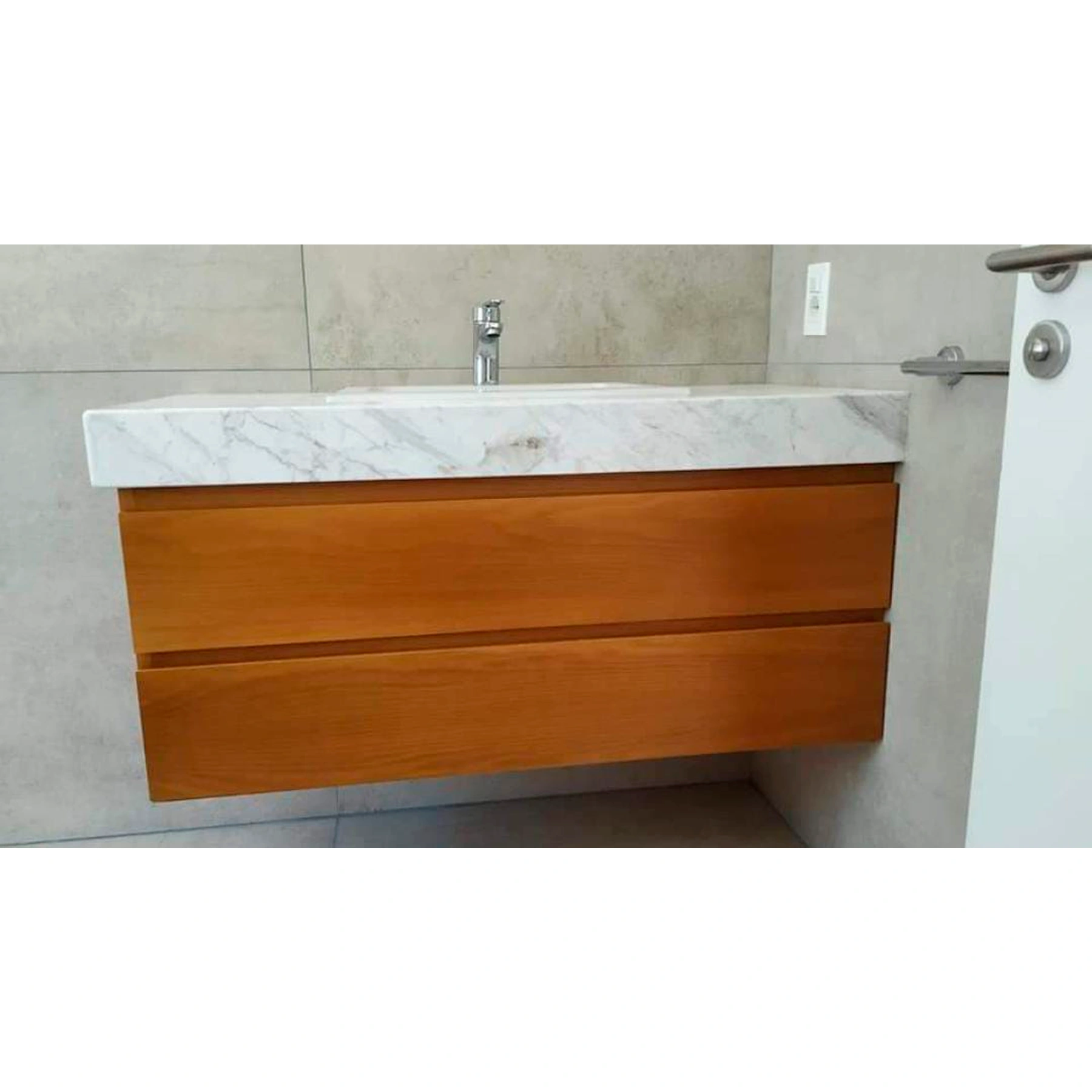 Mueble de baño flotante en madera con mesada símil mármol - Imagen 3
