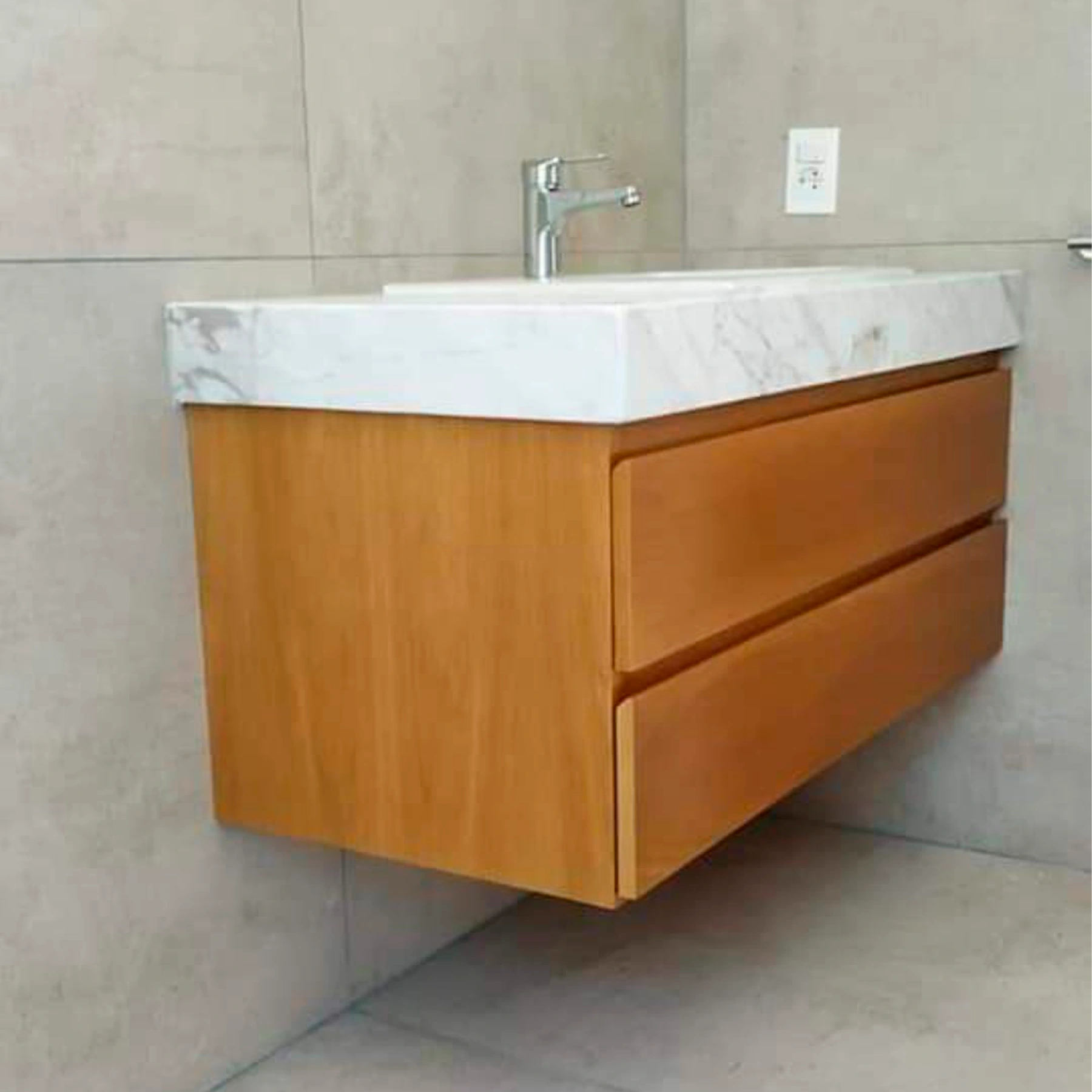 Mueble de baño flotante en madera con mesada símil mármol - Imagen 2