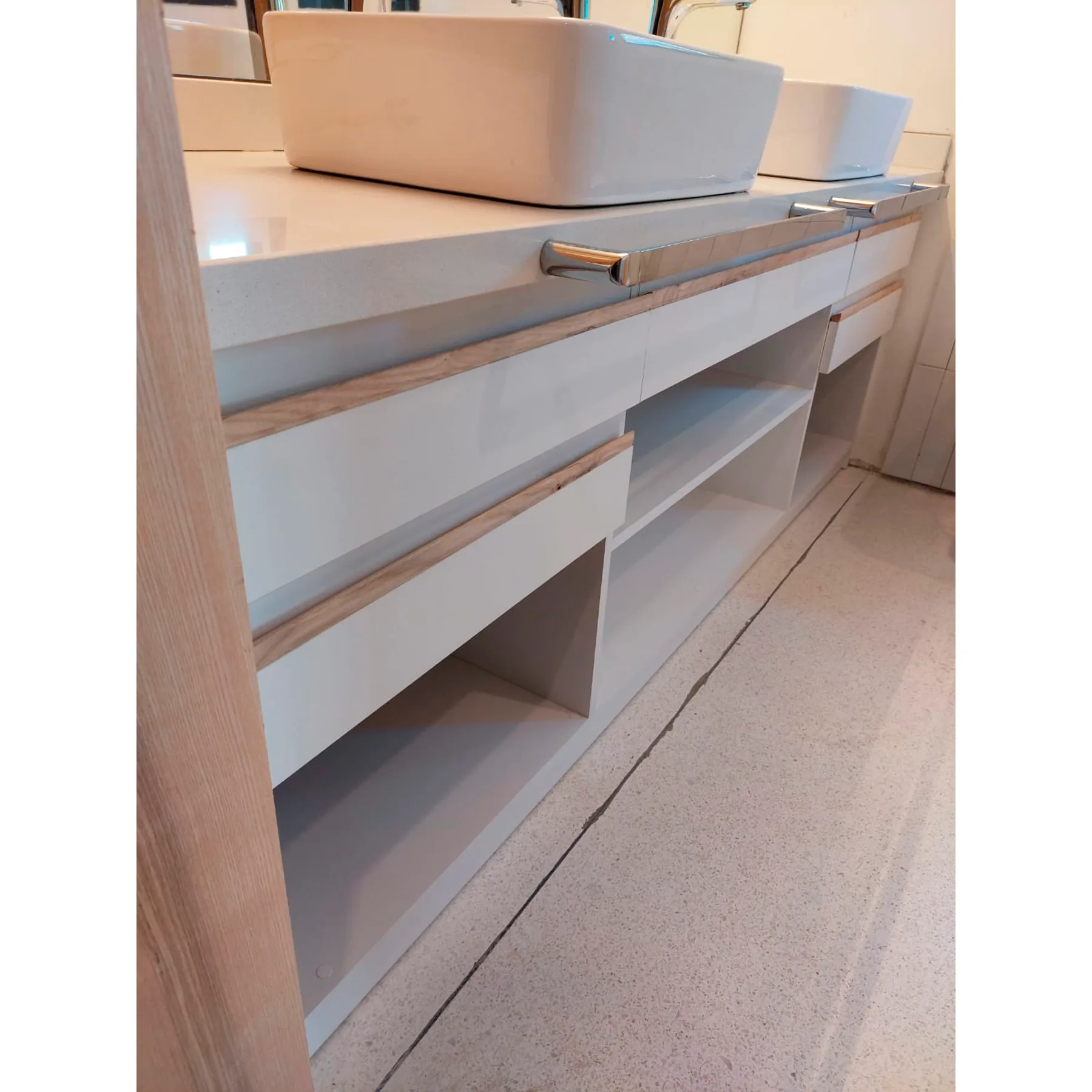 Mueble de baño doble bacha blanco con detalles en madera - Imagen 2