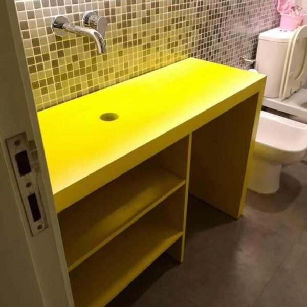 Vanitory amarillo con estantes abiertos y superficie superior