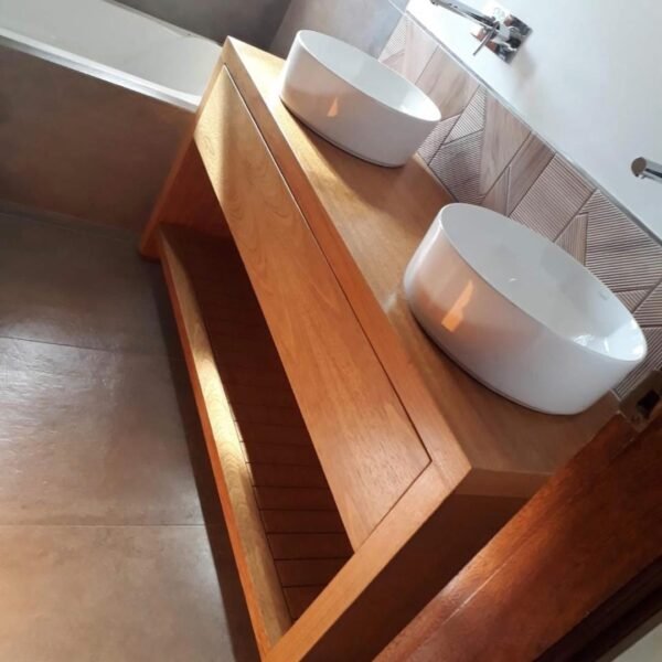Vanitory de tono madera con doble bacha y estante inferior